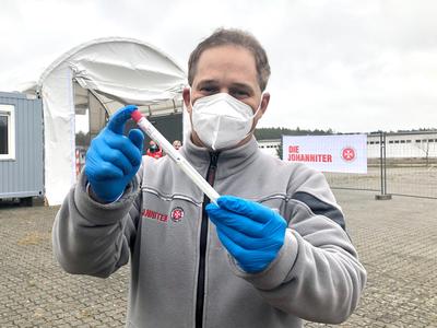 Station&auml;re Corona-Abstrichstelle: Drive-in-Teststelle mit Unterst&uuml;tzung der Johanniter.
